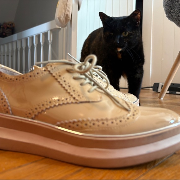 Elegant Tan Women's Brogues - Picture 2 of 10